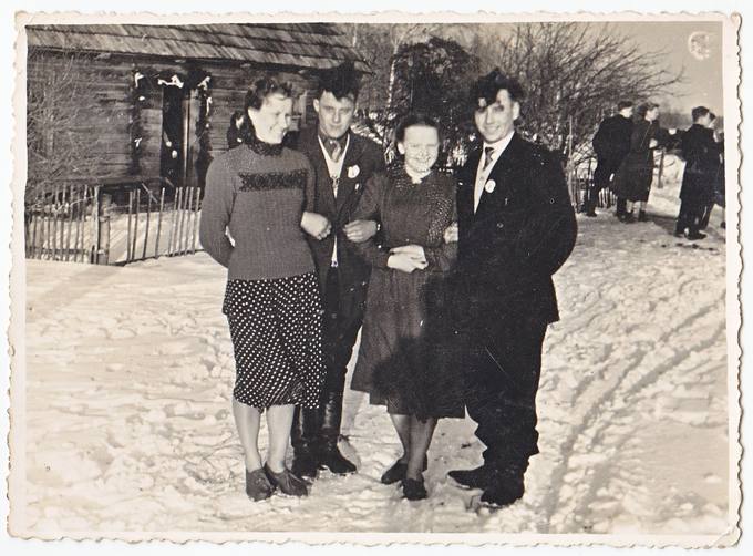 Emilija Mikalajūnaitė (iš kairės pirma) su draugais Žiližių kaime